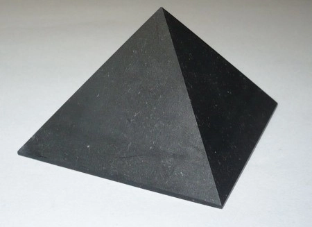 Šungitová pyramida 6 cm Extra kvalitní šungitová pyramida s obsahem šungitu přibližně 98 %. šungitová pyramida je příkladem synergického působení...